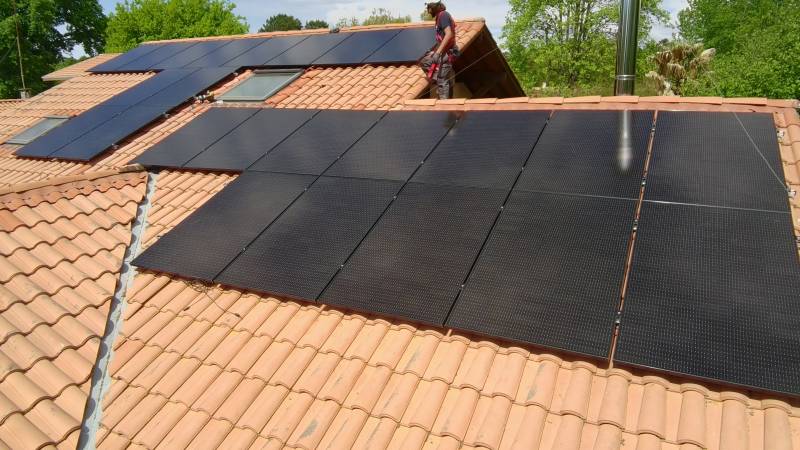 Installation de panneaux photovoltaïques en triphasé 9 kW à Arès – Sunpower