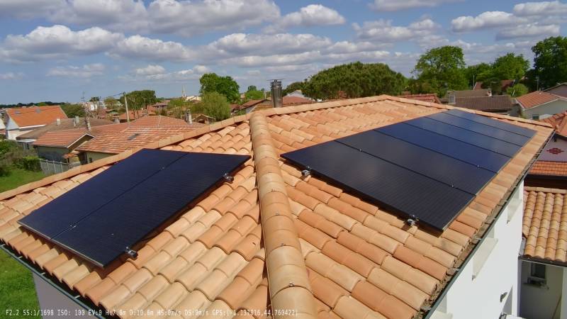 Installation de panneaux solaire Sunpower sur une toiture de maison à Arès
