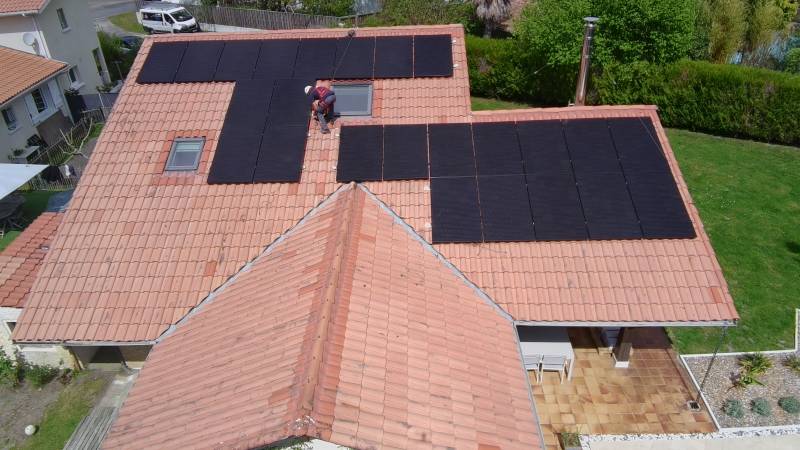 Installation de panneaux photovoltaïques en triphasé 9 kW à Arès – Sunpower
