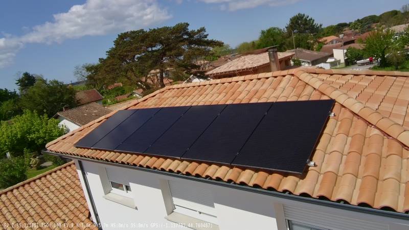 Installation de panneaux solaire Sunpower sur une toiture de maison à Arès