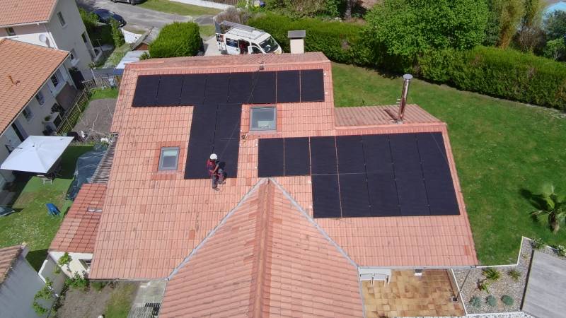 Installation de panneaux photovoltaïques en triphasé 9 kW à Arès – Sunpower