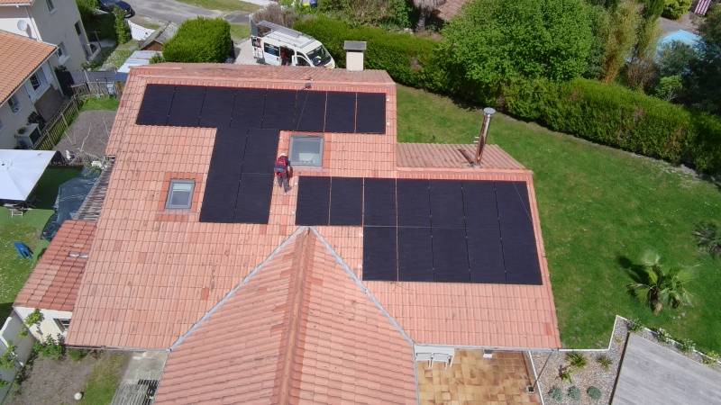 Installation de panneaux photovoltaïques en triphasé 9 kW à Arès – Sunpower