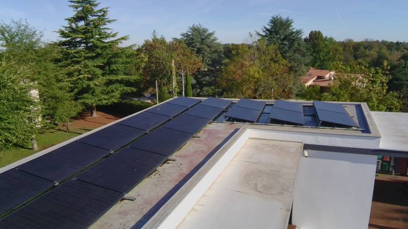 Installation photovoltaïque sur toit plat avec des panneaux Sunpower et une technologie micro-onduleur ATMOCE. Installation bénéficiant d'une solution de stockage Batterie ATMOCE. Projet en autoconsommation.