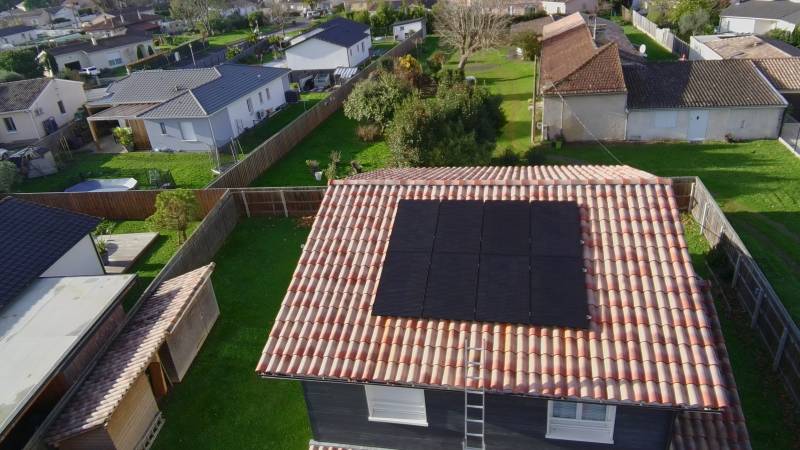 Installation panneaux photovoltaïques 3 kW (8 panneaux) avec onduleur Sungrow à Saint-Loubès, proche de Bordeaux